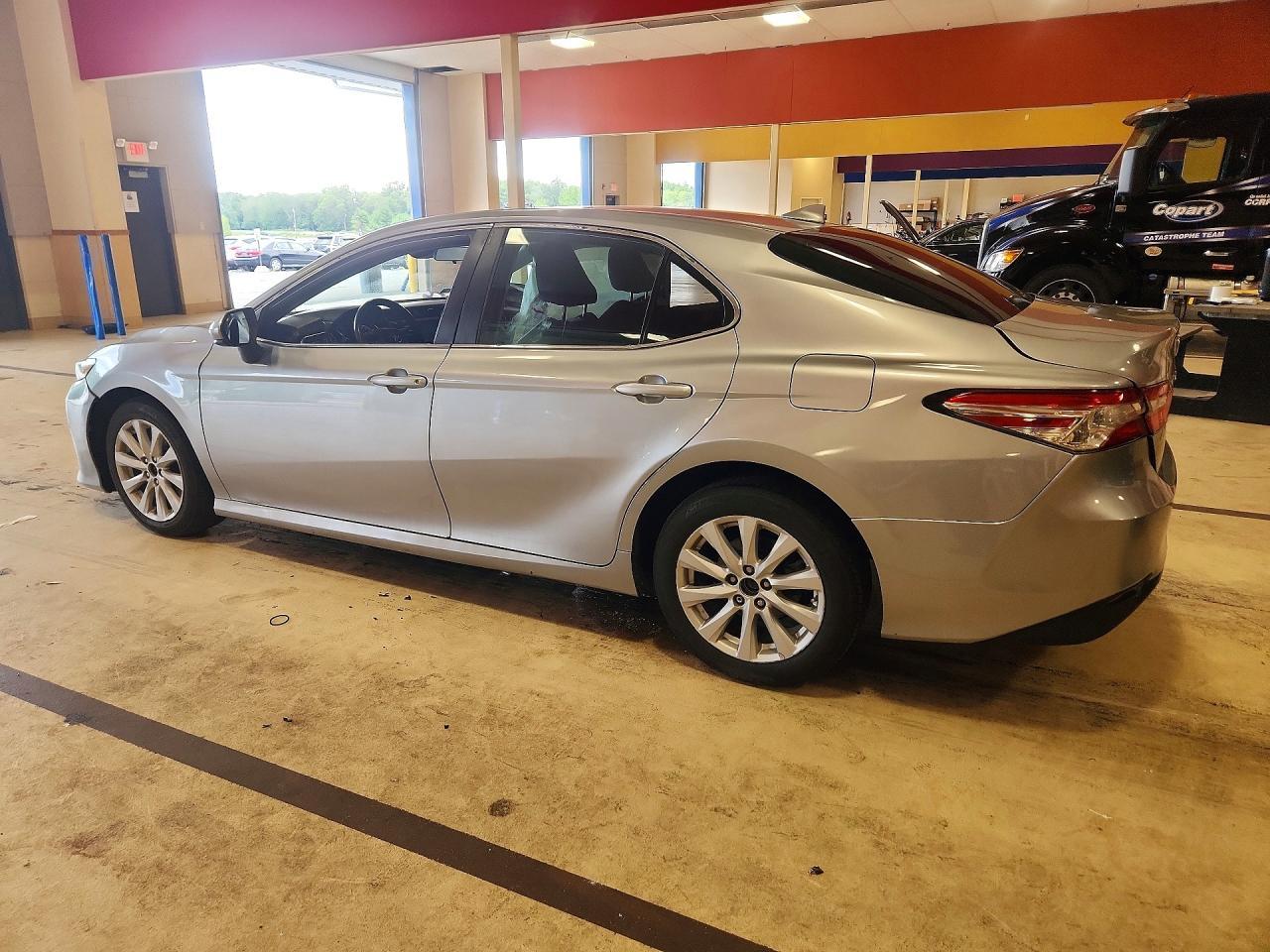 2019 Toyota Camry Le - Фото 2
