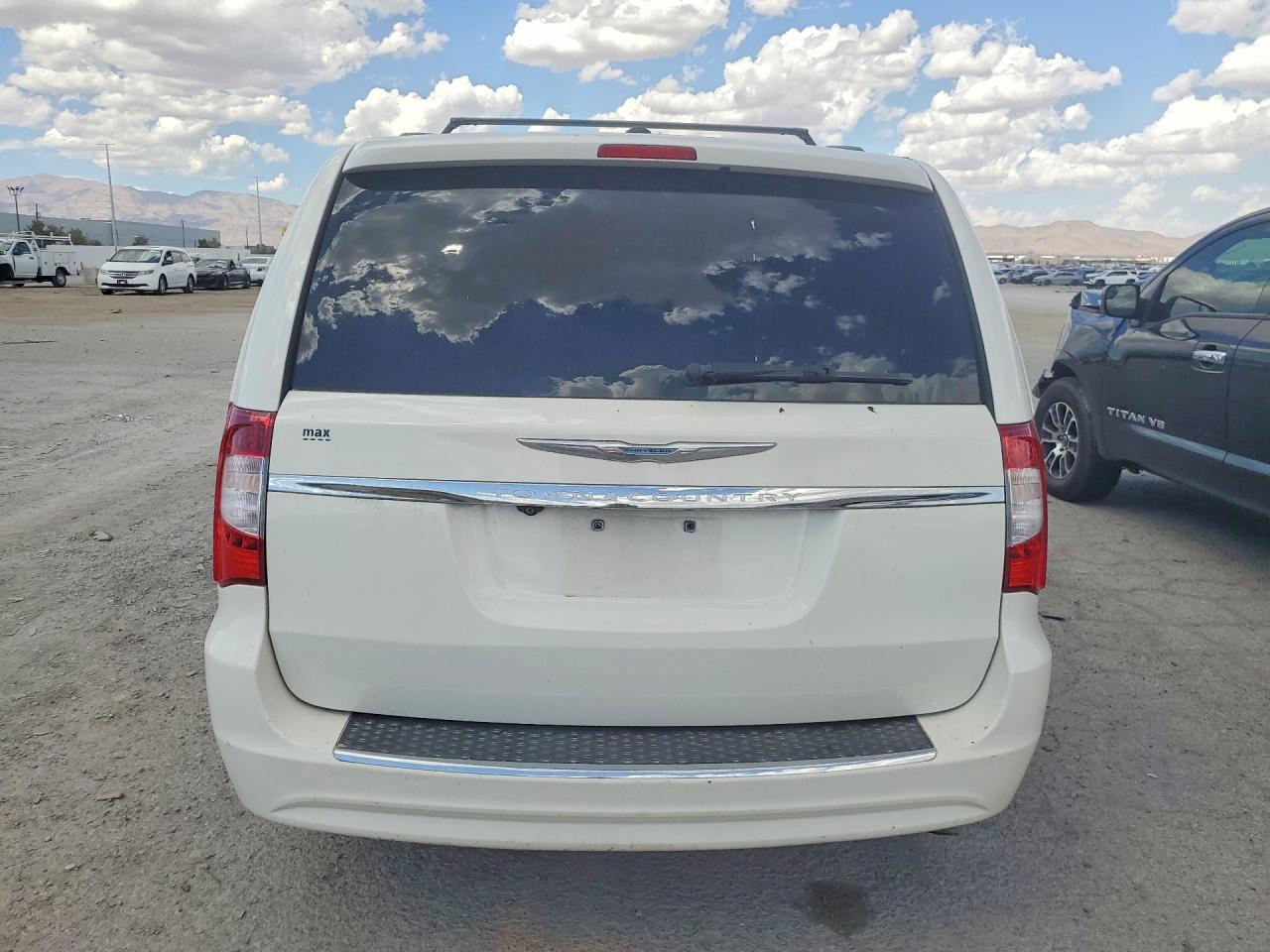 2012 Chrysler Town & Country Touring - Image 6