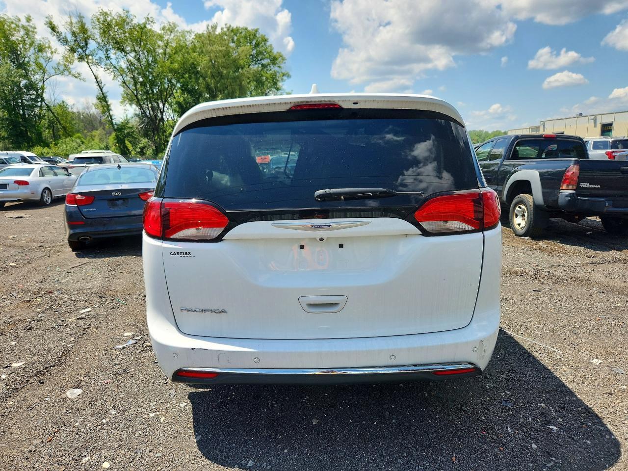 2020 Chrysler Pacifica Touring - Фото 6