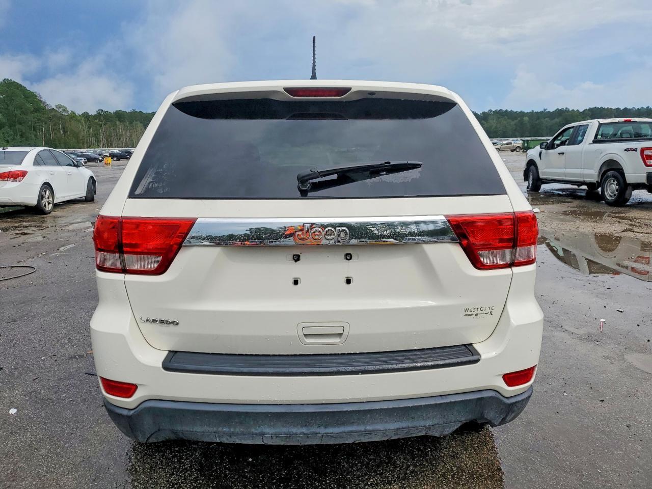 2011 Jeep Grand Cherokee Laredo - Image 6