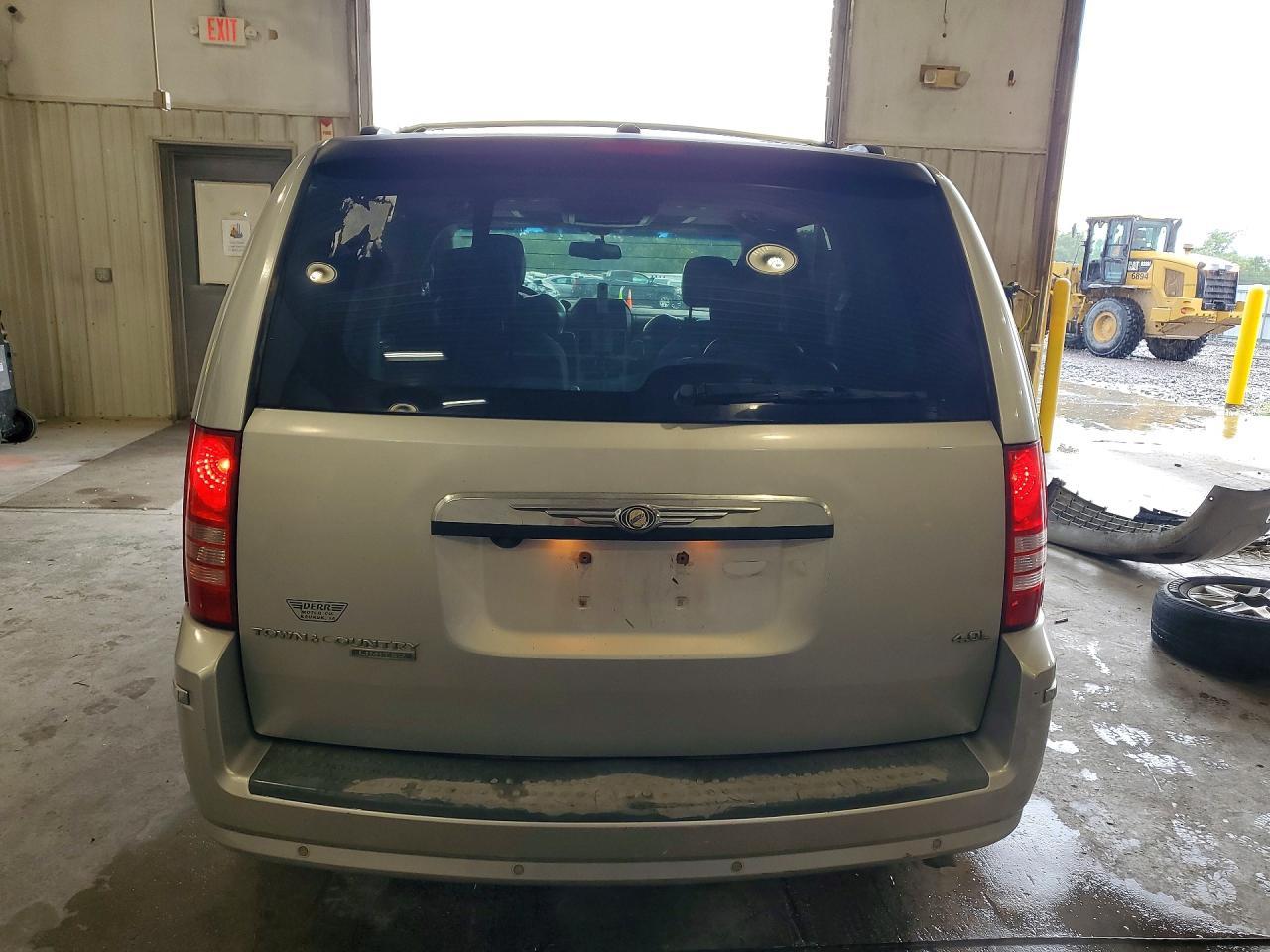2008 Chrysler Town & Country Limited - Image 6