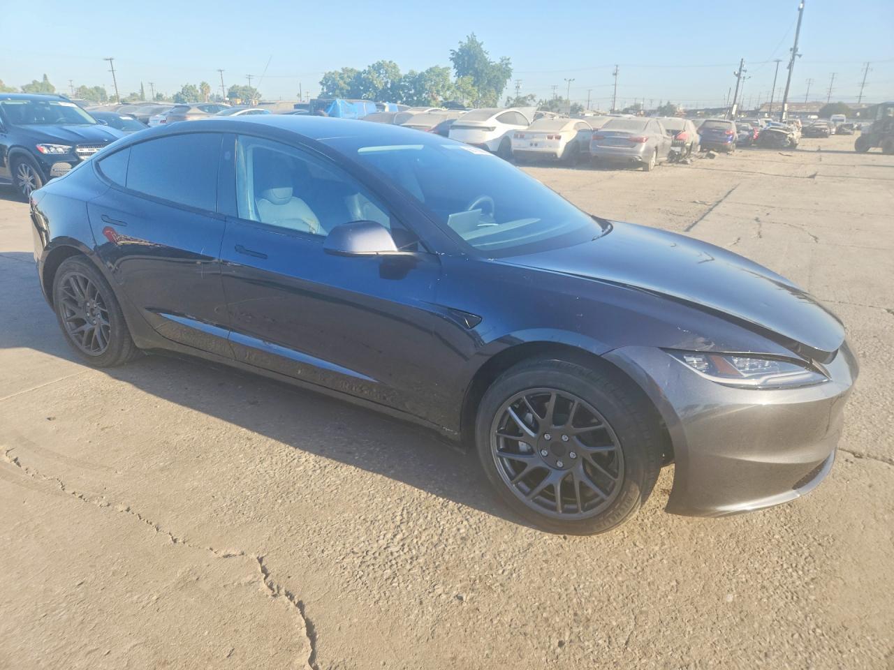 2025 Tesla Model 3 - Фото 4