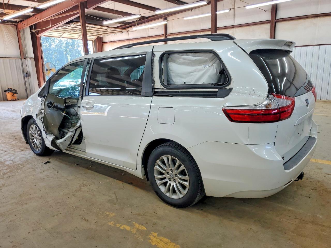 2015 Toyota Sienna Xle 8-Passenger - Image 2