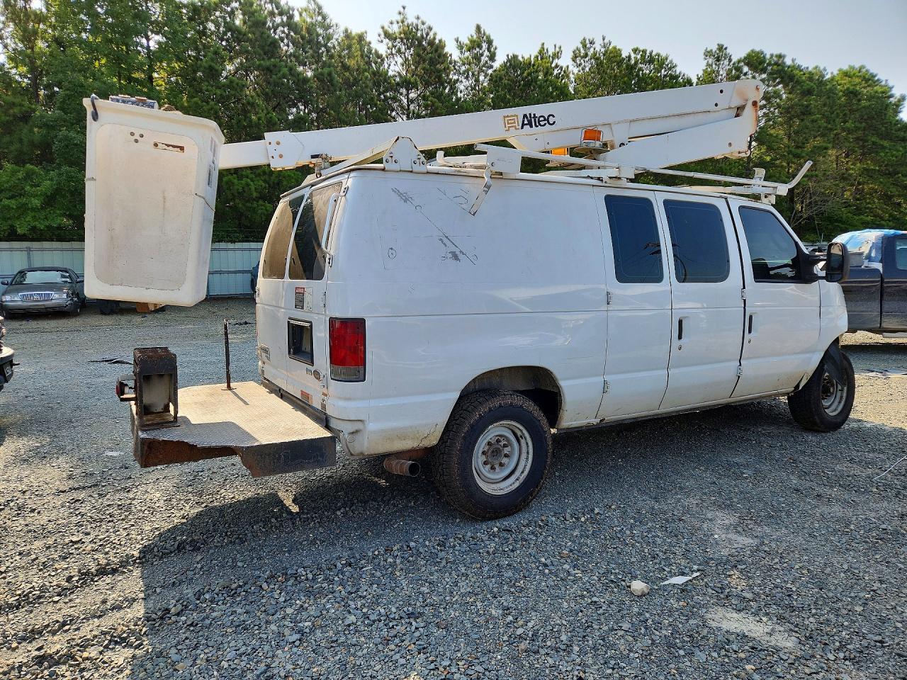 2011 Ford E350 Van With Bucket Lift - Фото 3