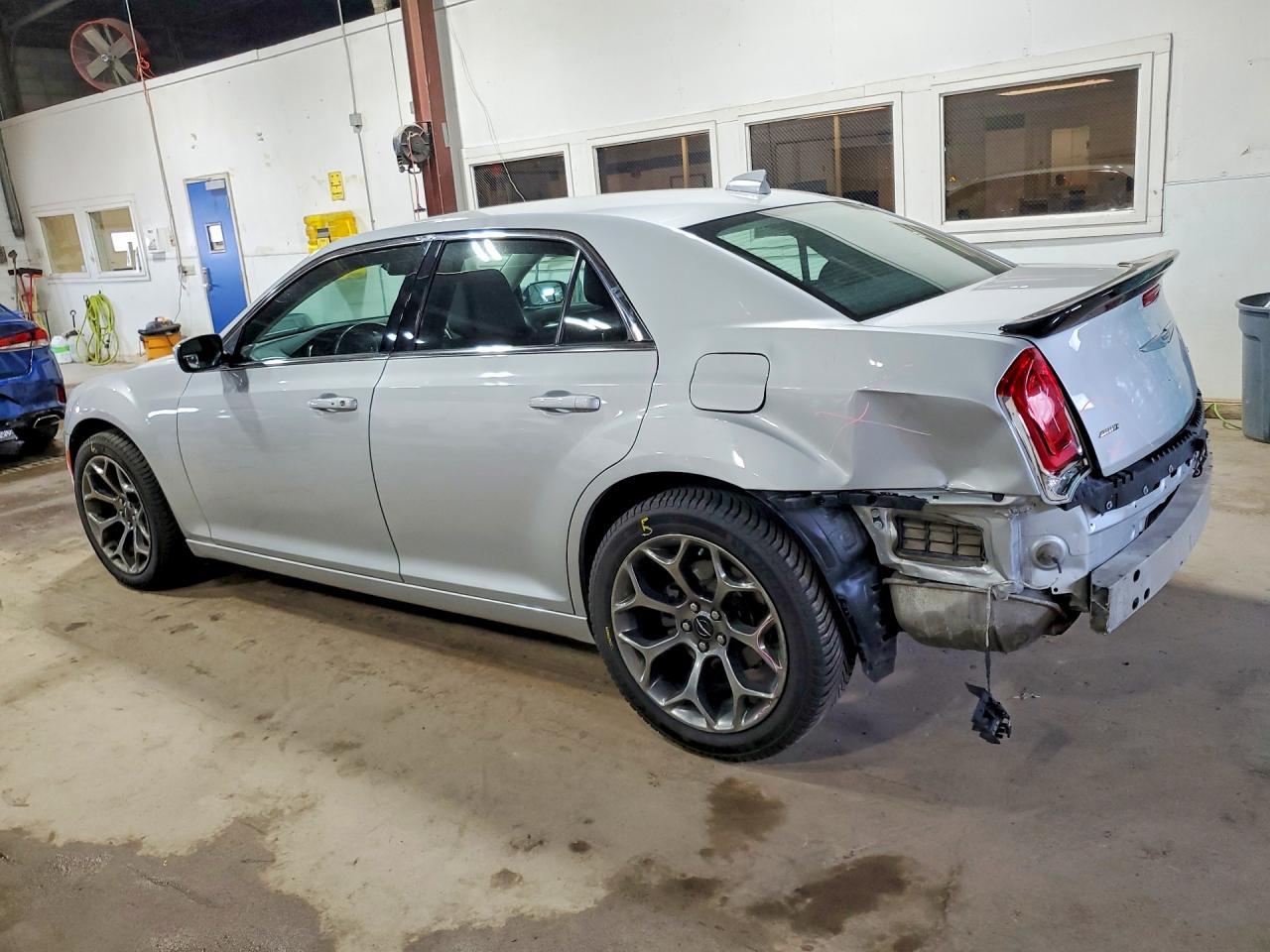 2019 Chrysler 300 Touring - Фото 2