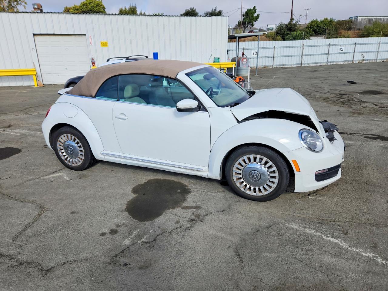 2016 Volkswagen Beetle S/Se - Фото 4