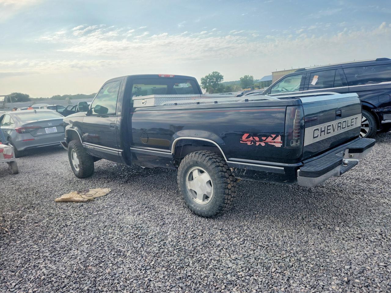 1994 Chevrolet Gmt-400 K1500 - Image 2