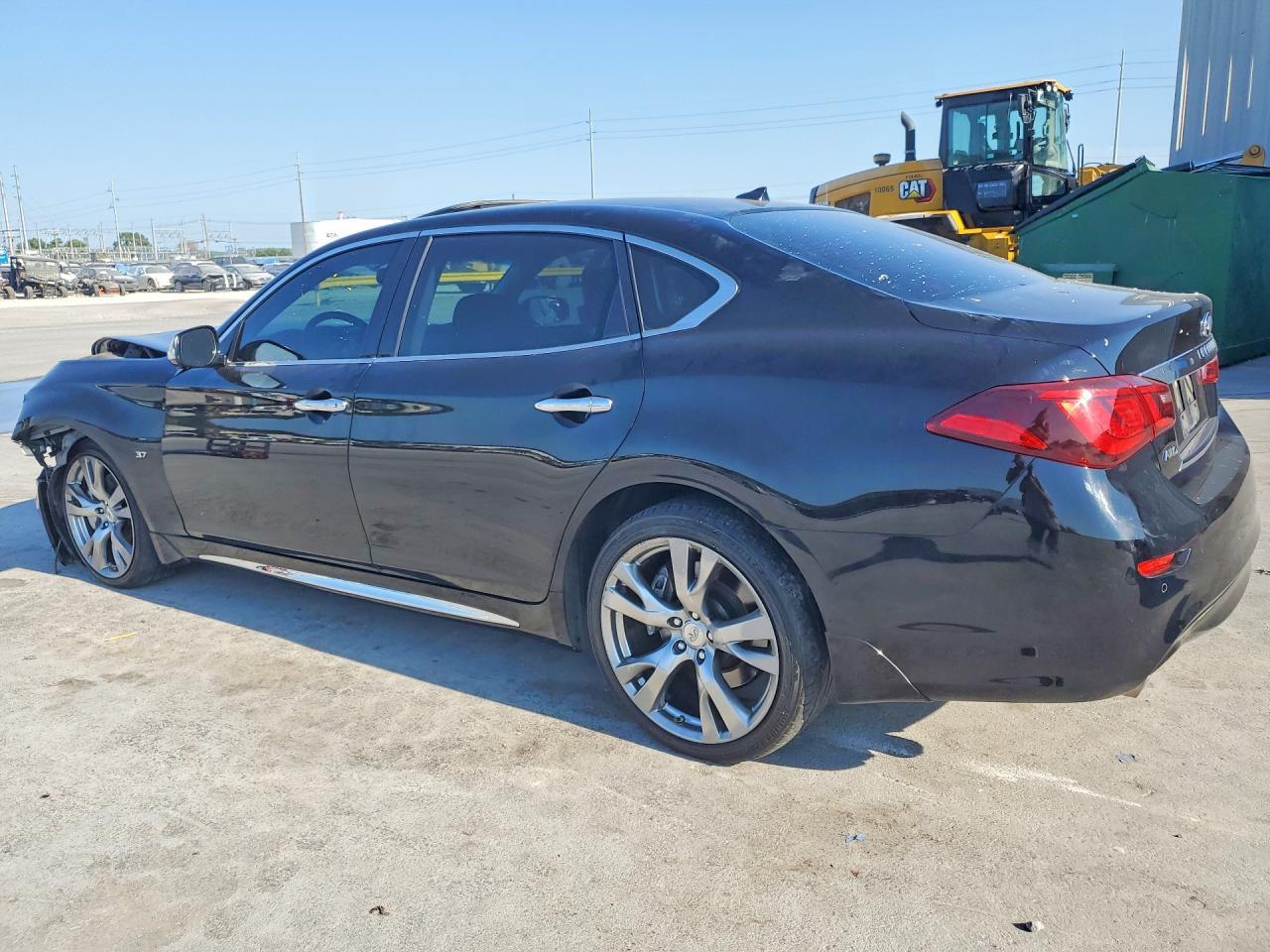 2018 Infiniti Q70L 3.7 Luxe - Image 2