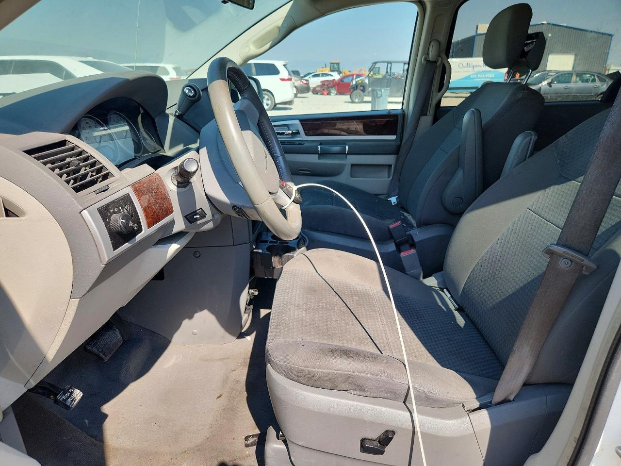 2010 Chrysler Town & Country Touring - Image 7