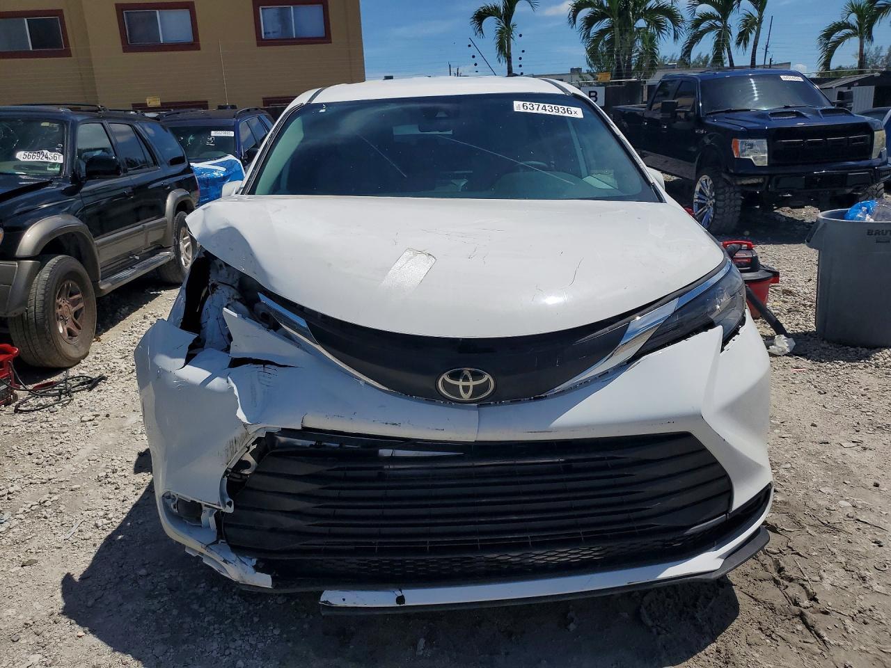 2026 Toyota Sienna Le - Image 5