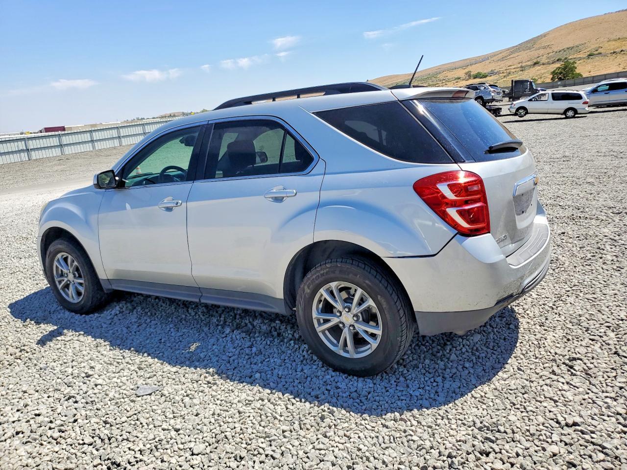 2017 Chevrolet Equinox Lt - Image 2