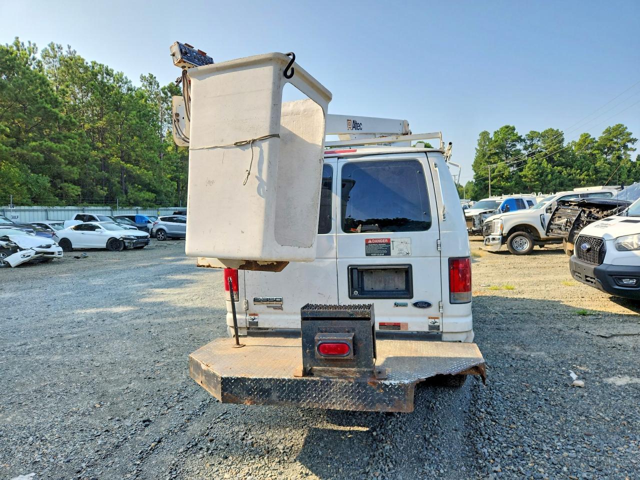2011 Ford E350 Van With Bucket Lift - Фото 6
