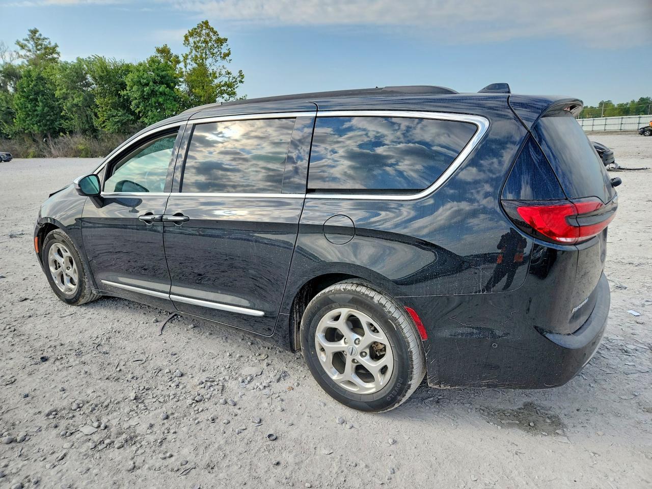 2022 Chrysler Pacifica Limited - Image 2