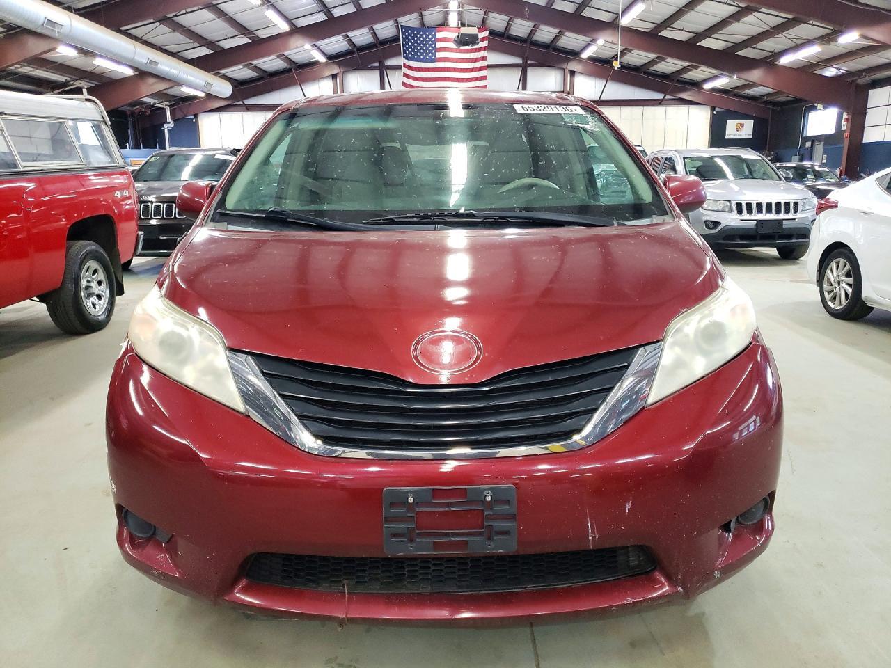 2011 Toyota Sienna Le - Image 5