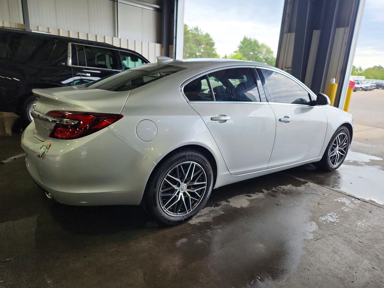 2016 Buick Regal - Image 3