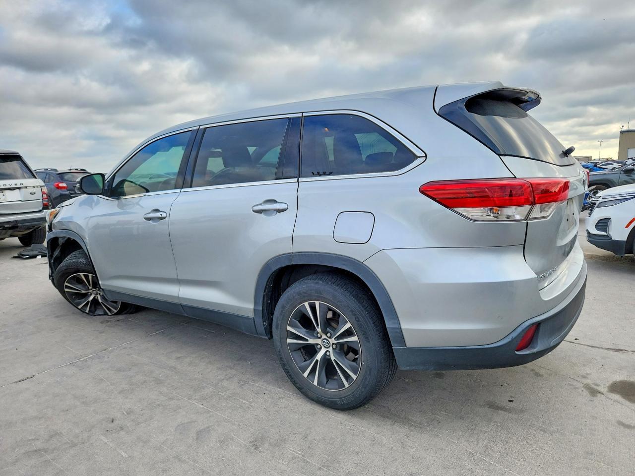 2019 Toyota Highlander Le - Фото 2