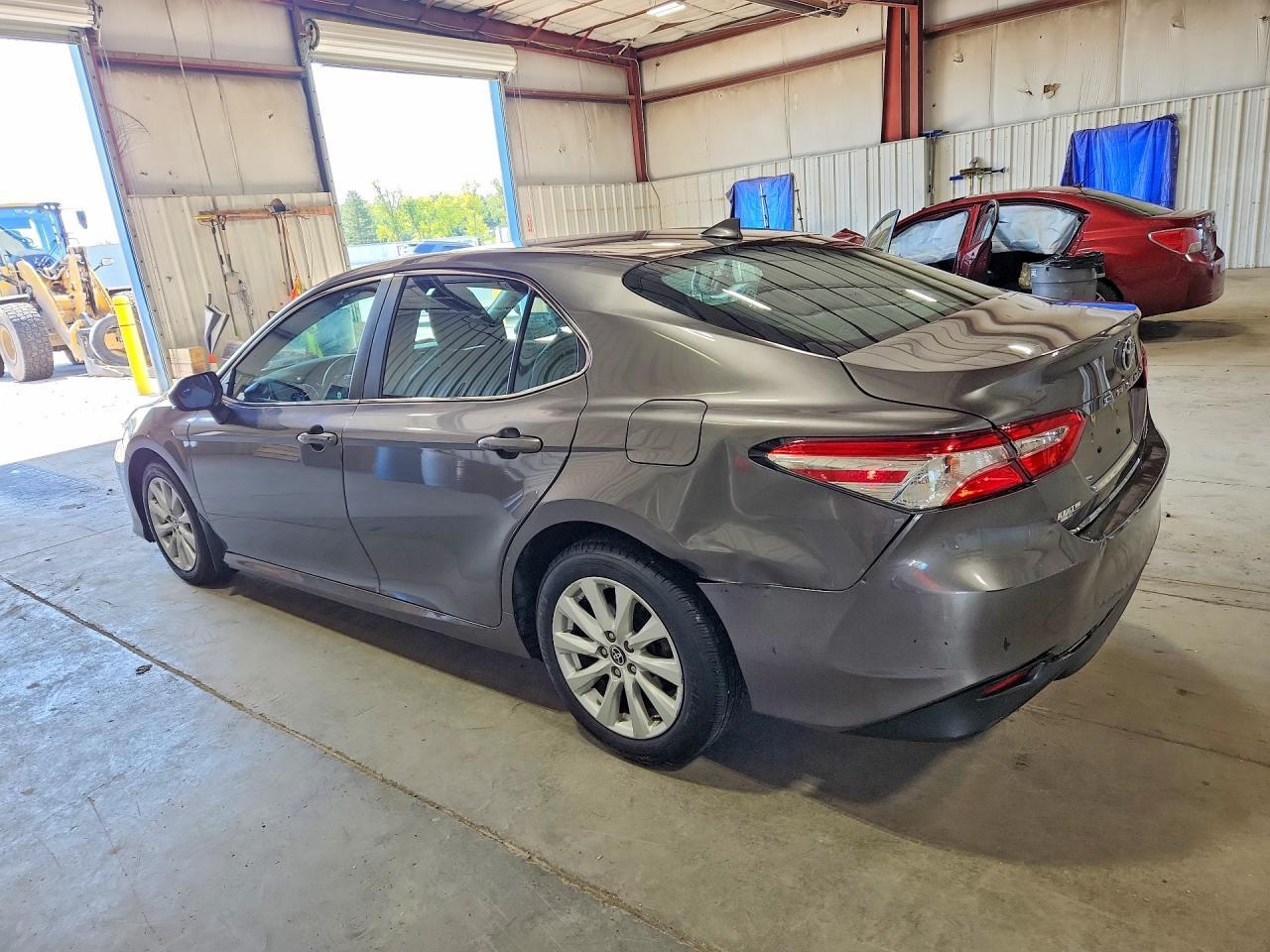 2020 Toyota Camry Le - Фото 2