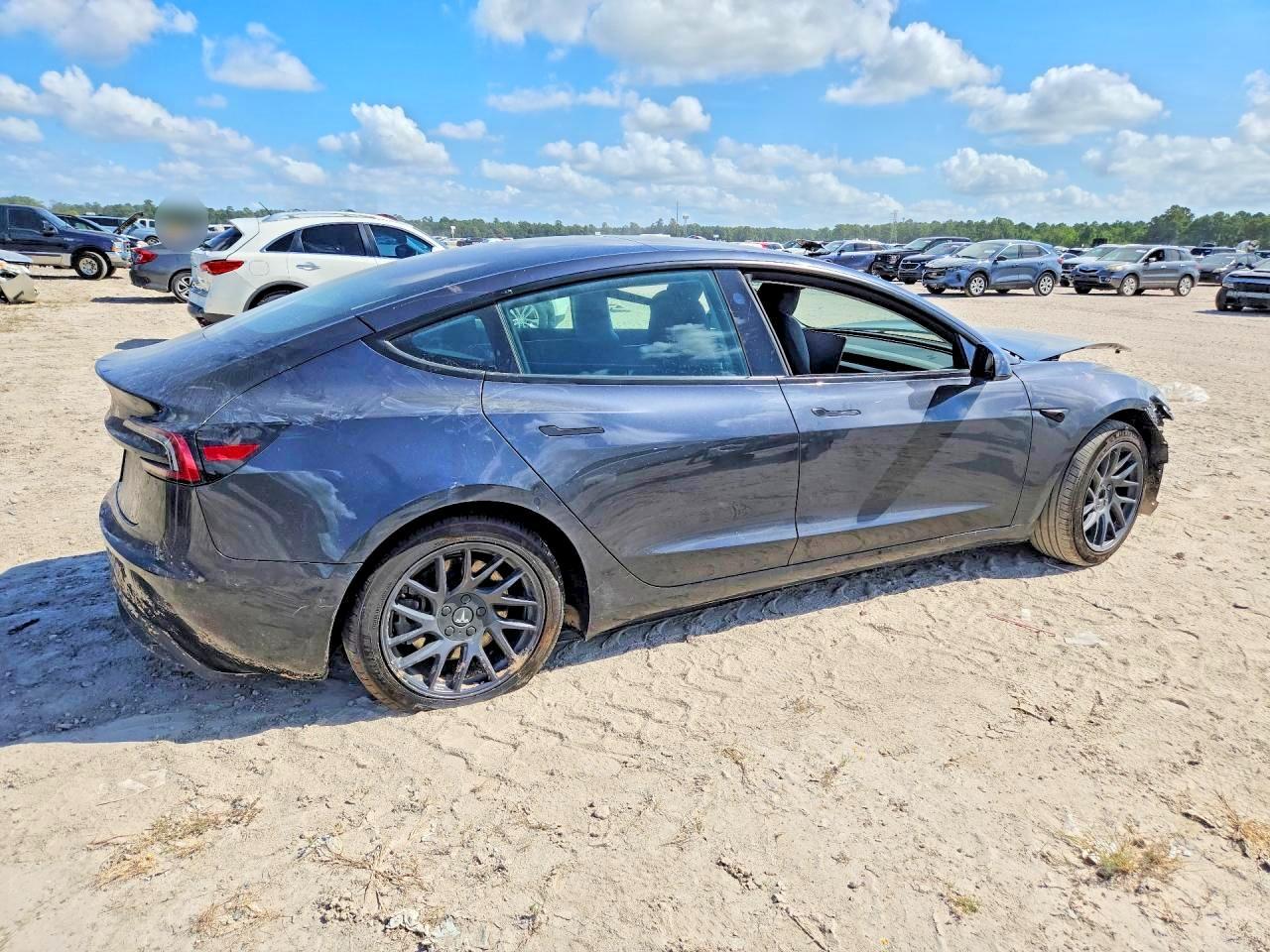 2025 Tesla Model 3 - Фото 3