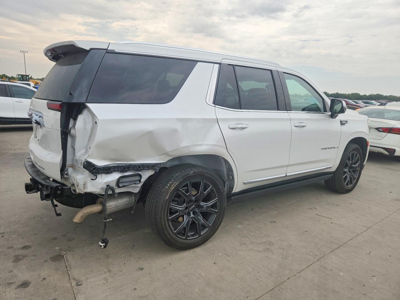 2022 GMC Yukon Denali - Image 3