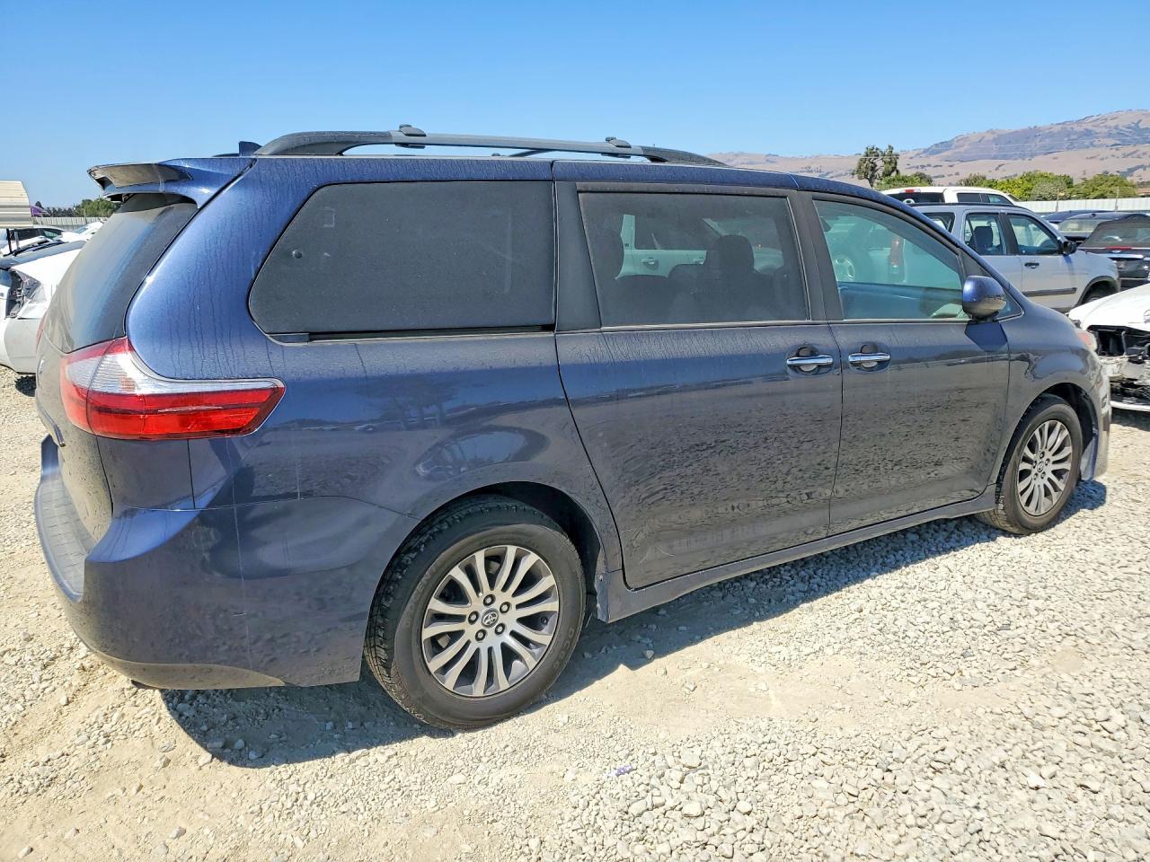 2018 Toyota Sienna Xle 8-Passenger - Фото 3