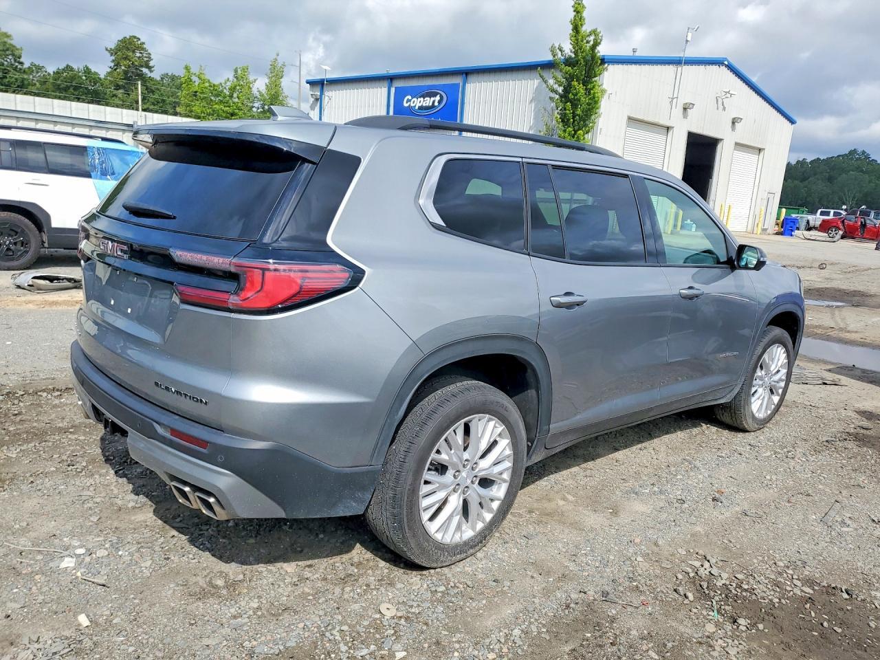 2024 GMC Acadia - Image 3