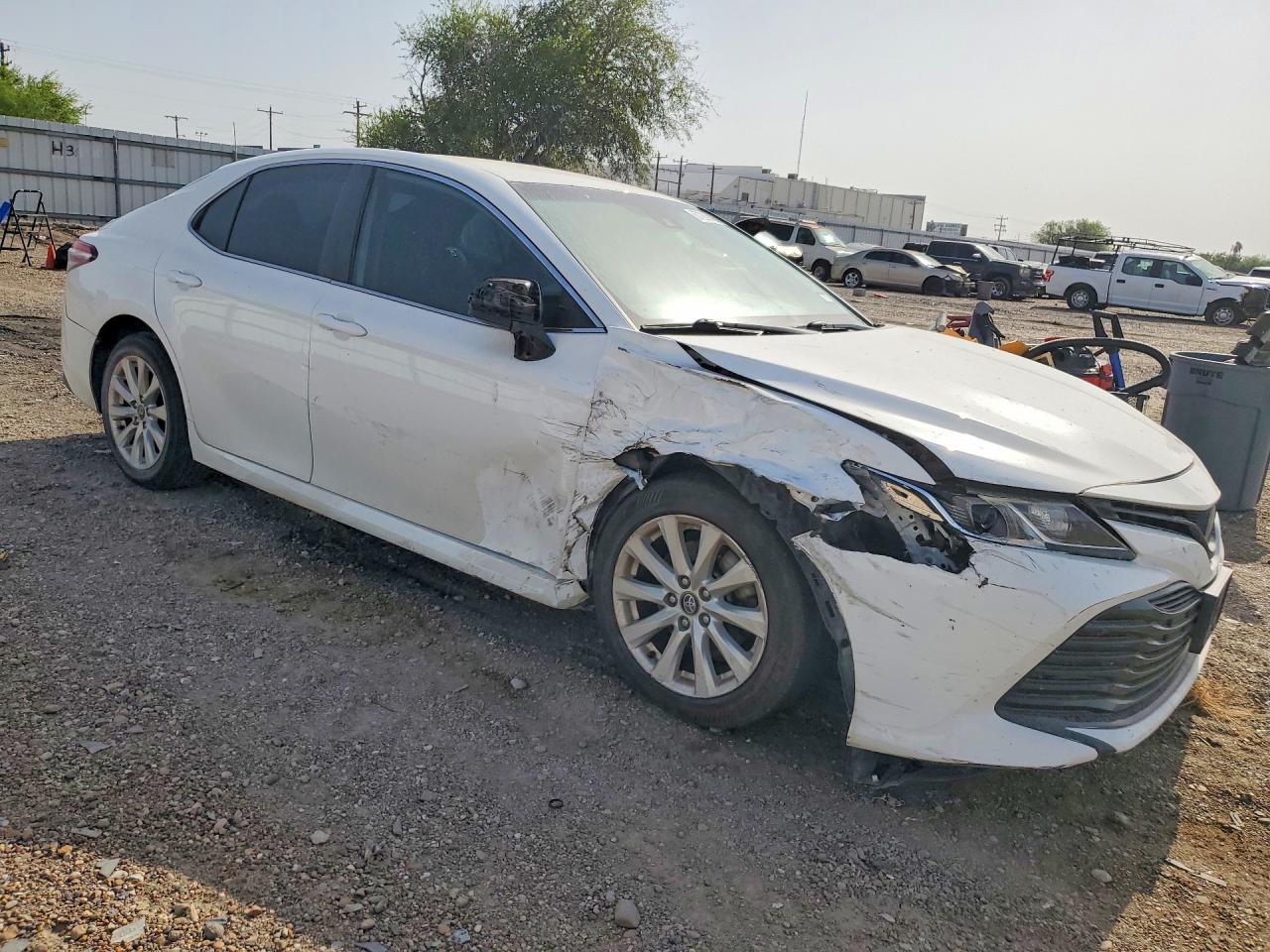 2020 Toyota Camry Le - Фото 4