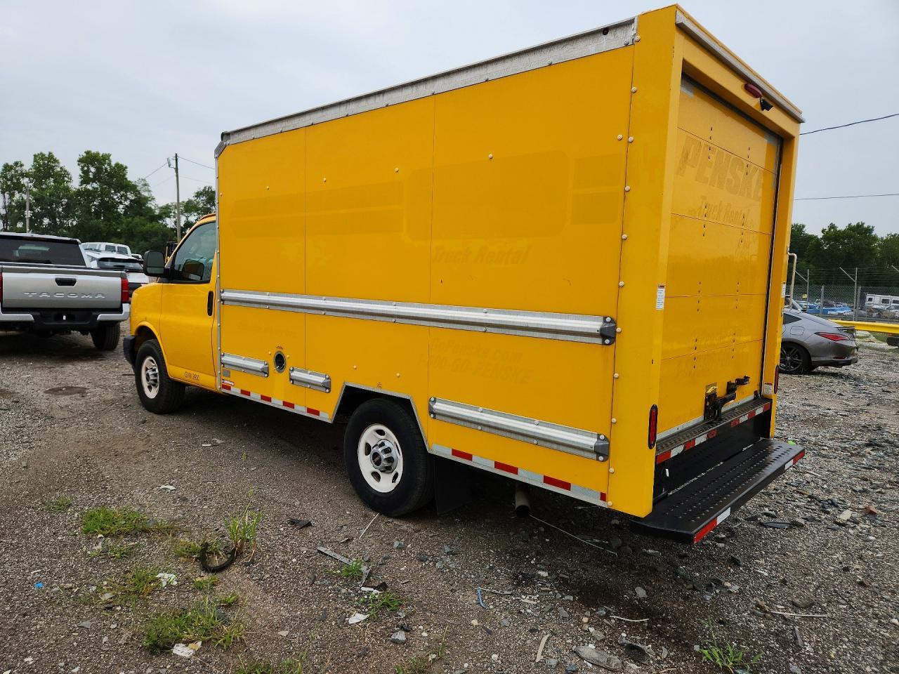 2020 GMC Savana Box Truck - Фото 2