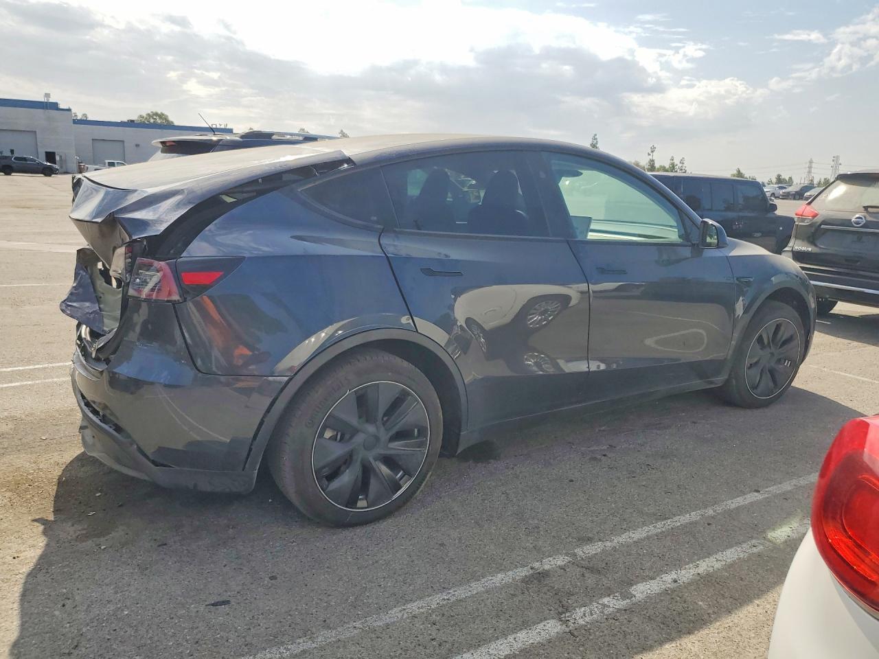 2025 Tesla Model Y - Фото 3