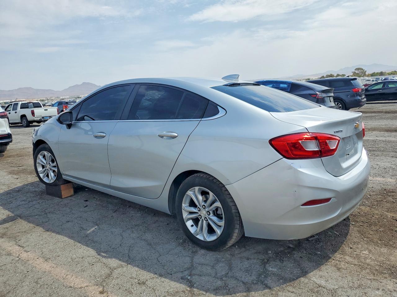 2019 Chevrolet Cruze Lt - Image 2