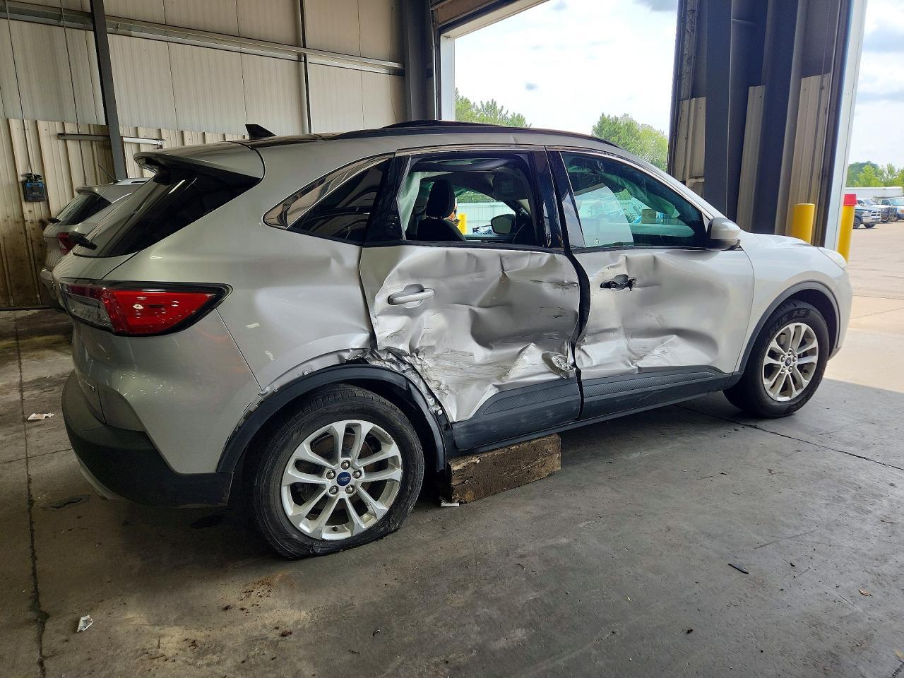 2020 Ford Escape Se - Фото 3