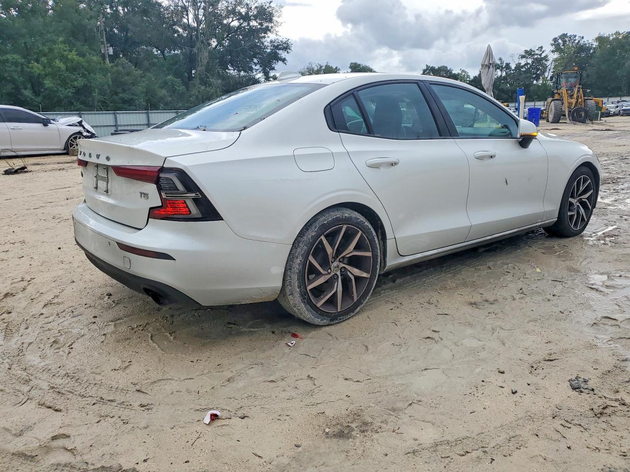 2020 Volvo S60 T5 Momentum - Фото 3