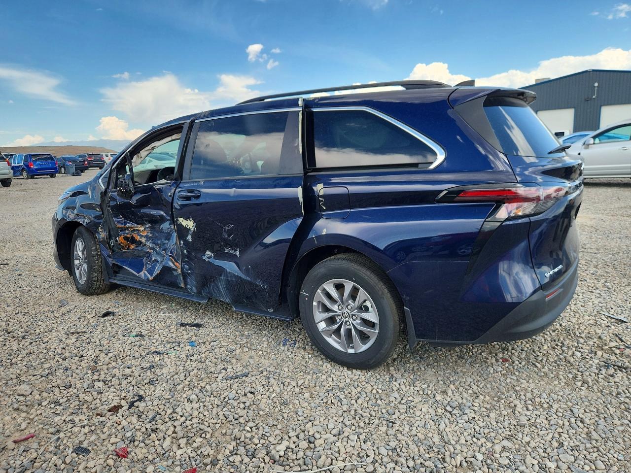 2025 Toyota Sienna Le 8-Passenger - Image 2