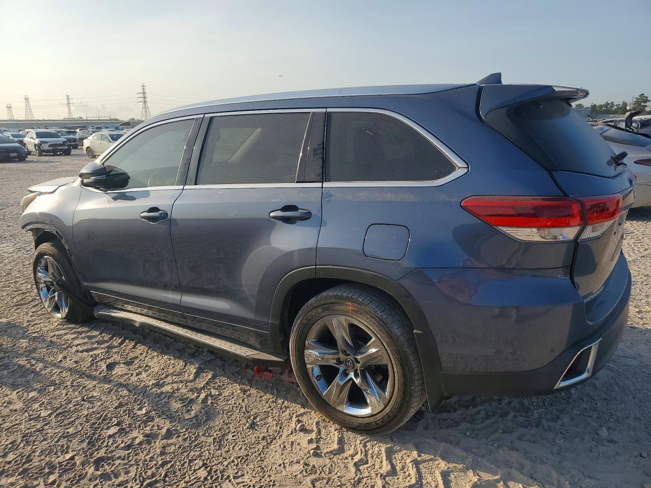 2018 Toyota Highlander Limited Platinum - Image 2