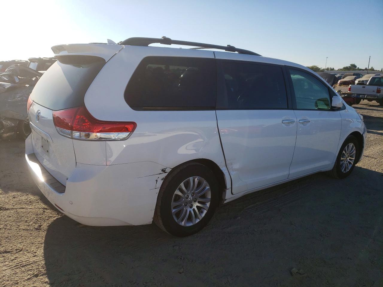 2014 Toyota Sienna Xle 8-Passenger - Фото 3