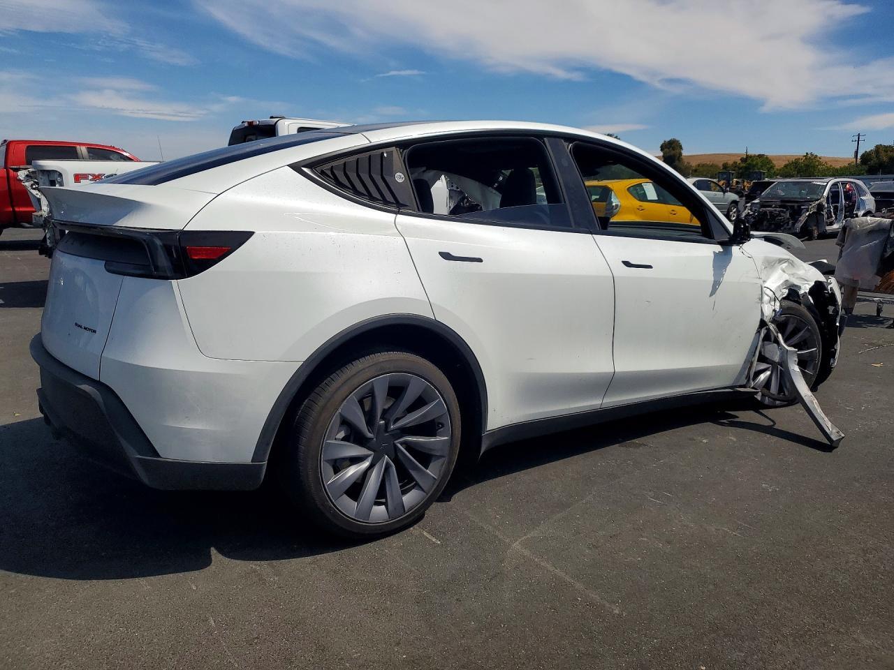 2026 Tesla Model Y - Фото 3
