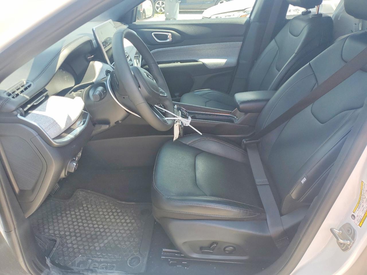 2023 Jeep Compass Latitude Lux - Image 7