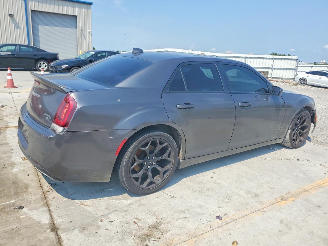 2018 Chrysler 300 S - Фото 3