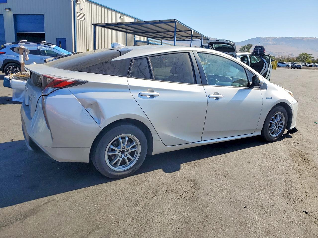 2017 Toyota Prius Two - Фото 3