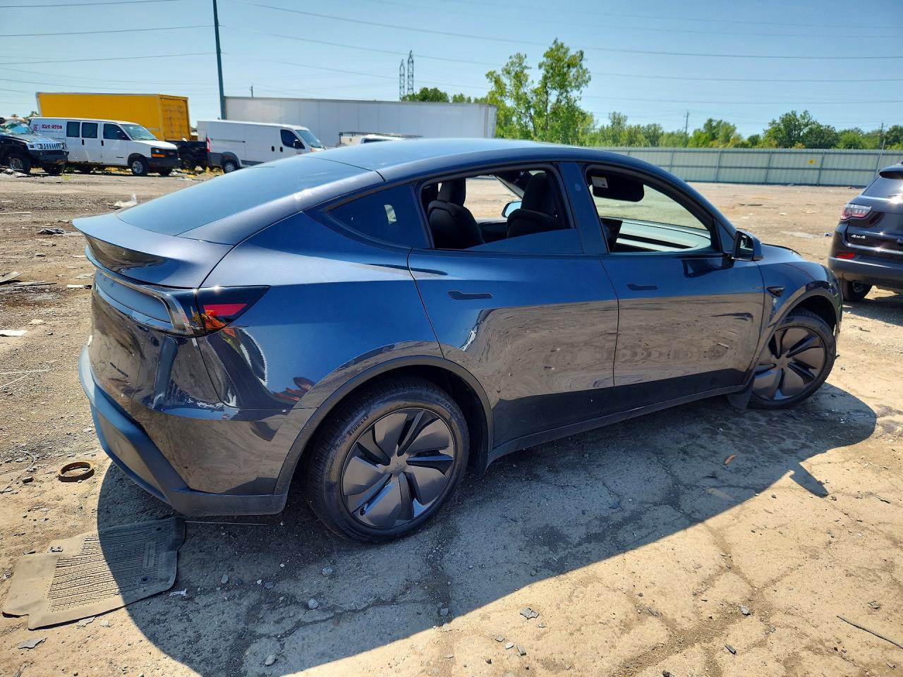 2026 Tesla Model Y - Фото 3