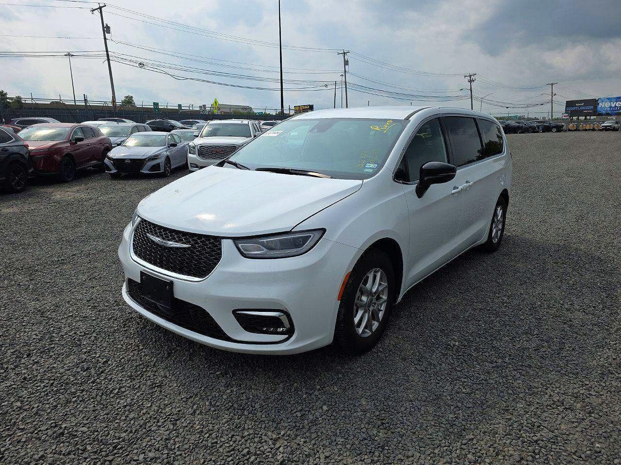2025 Chrysler Pacifica Select