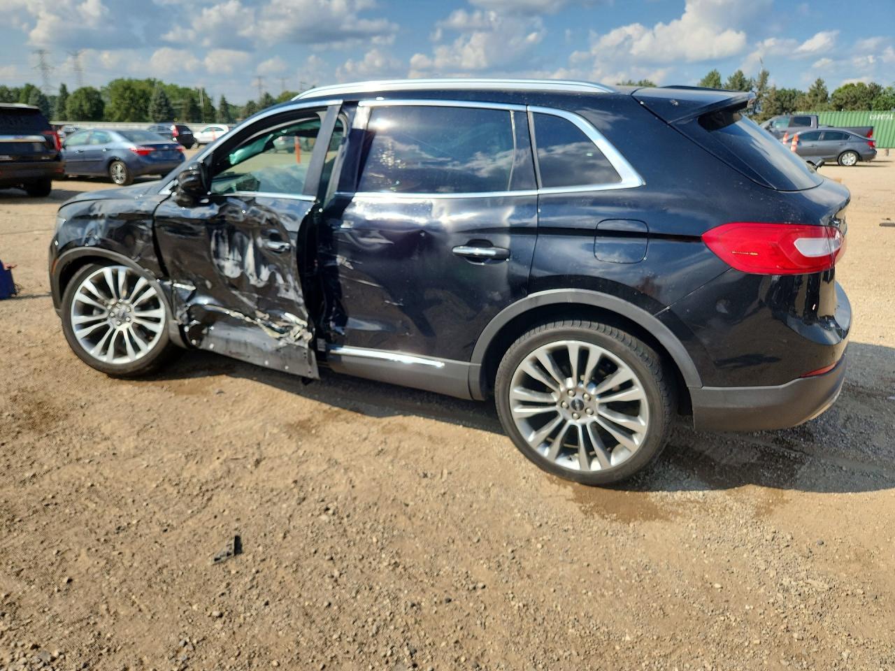 2017 Lincoln Mkx Reserve - Image 2