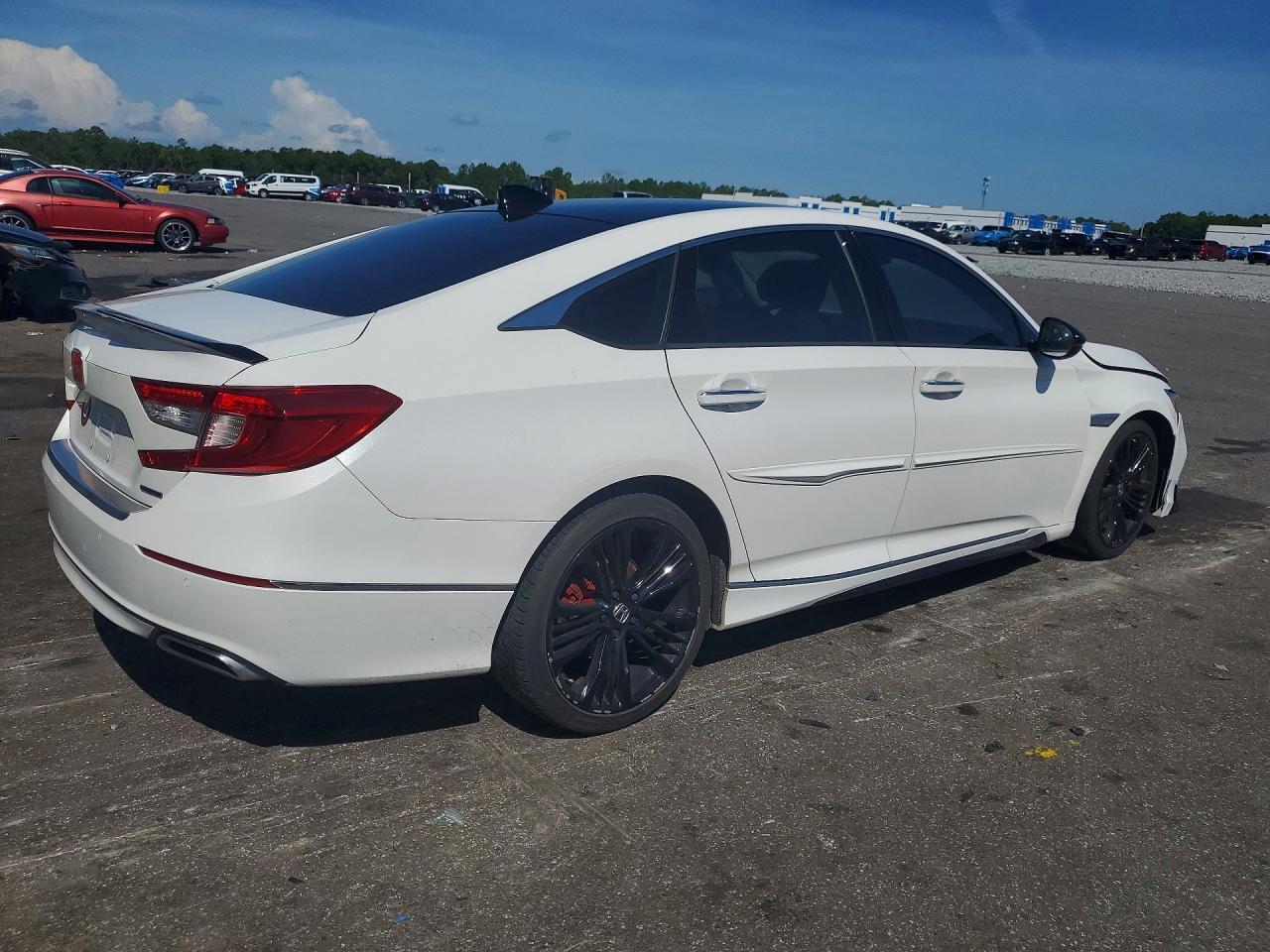 2018 Honda Accord Touring - Image 3