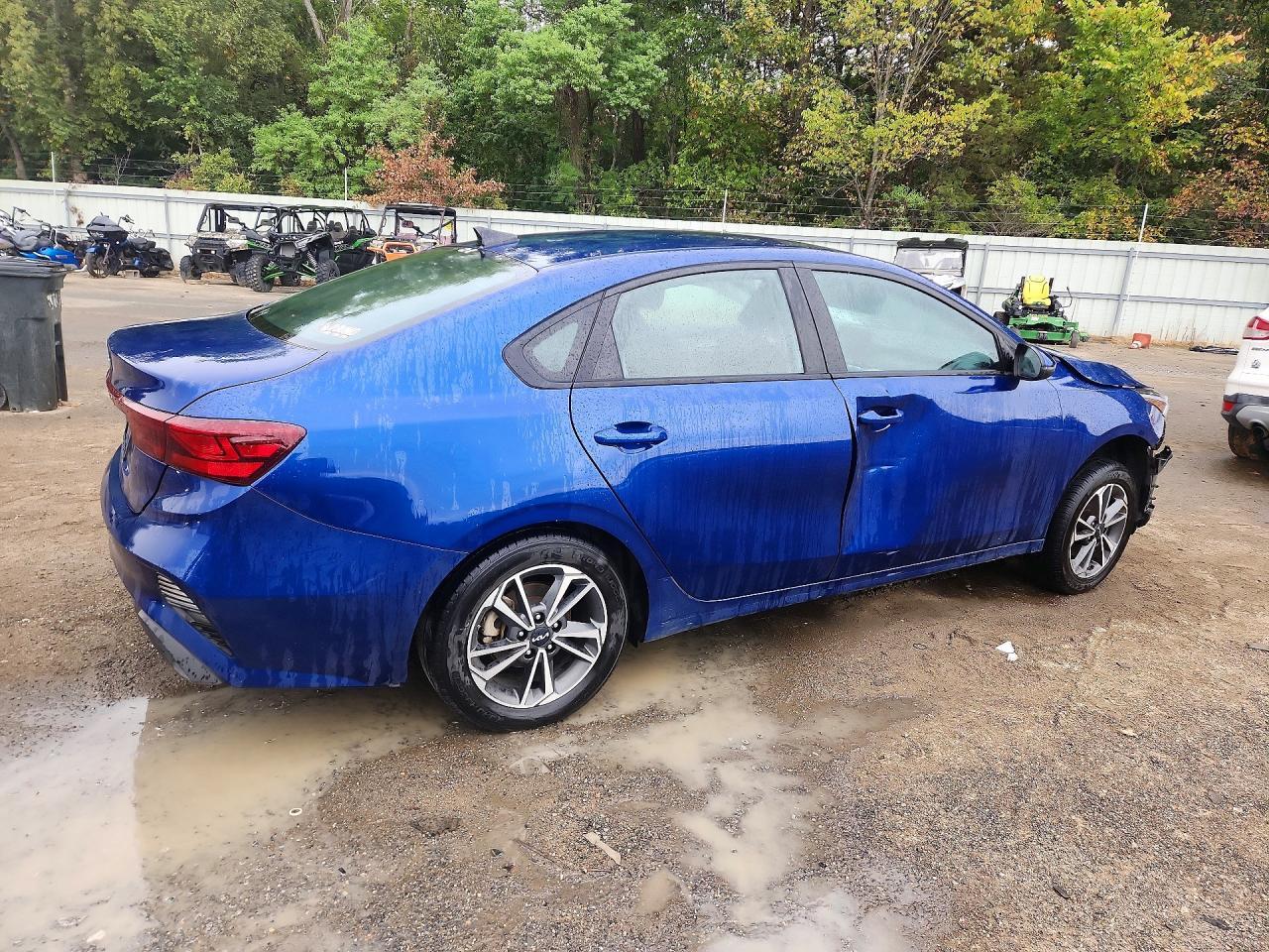 2023 Kia Forte Lxs - Image 3