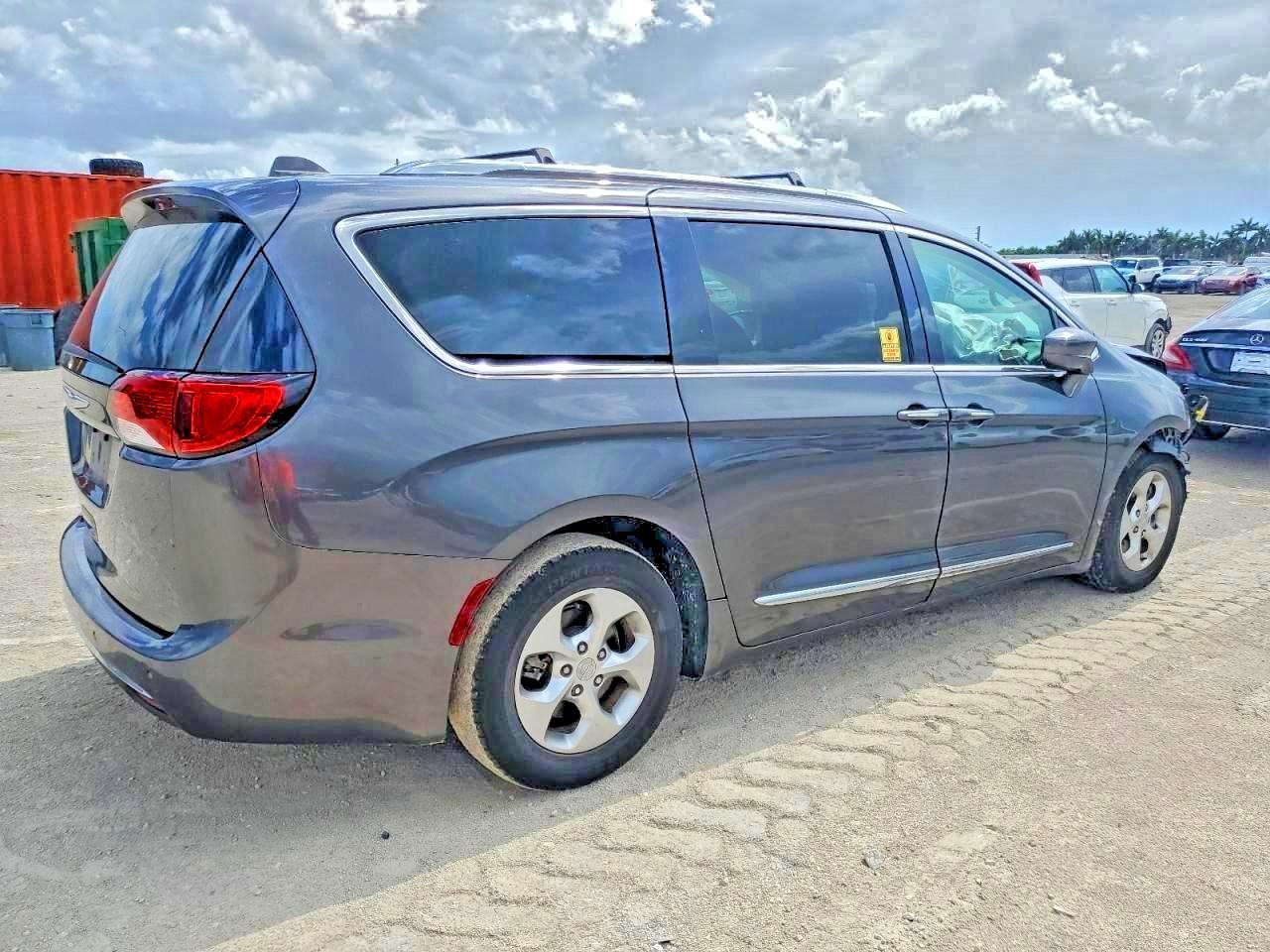 2017 Chrysler Pacifica Touring L Plus - Фото 3