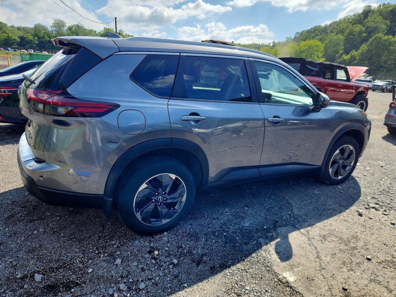 2024 Nissan Rogue Sv - Image 3