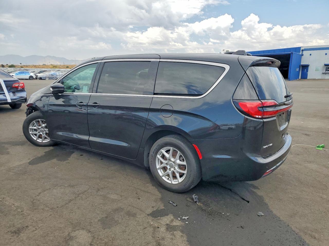 2024 Chrysler Pacifica Touring L - Фото 2