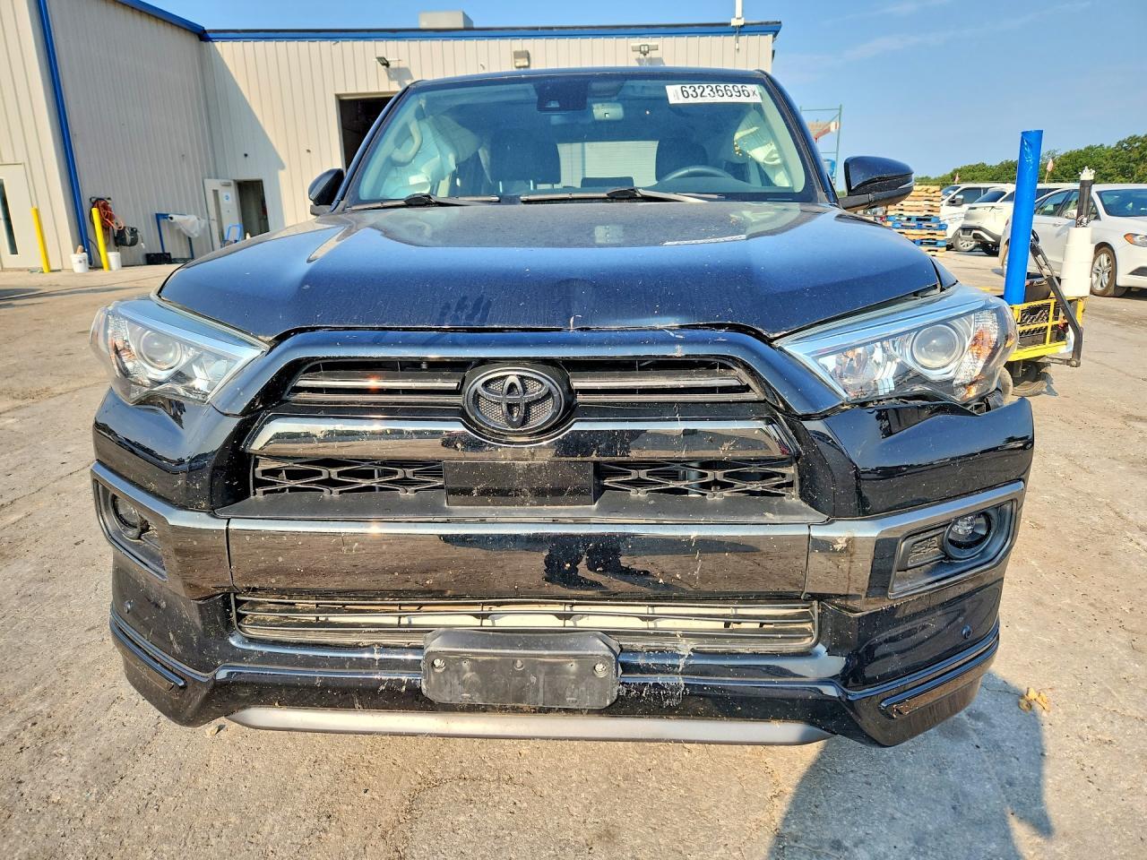 2020 Toyota 4Runner Nightshade Edition - Фото 5