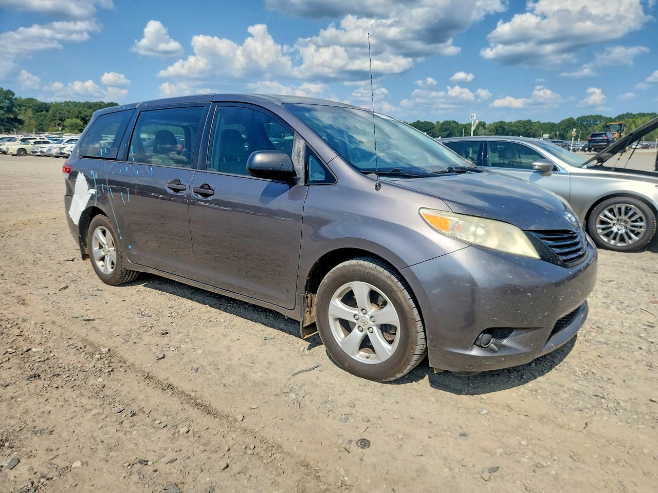 2013 Toyota Sienna L 7-Passenger - Фото 4