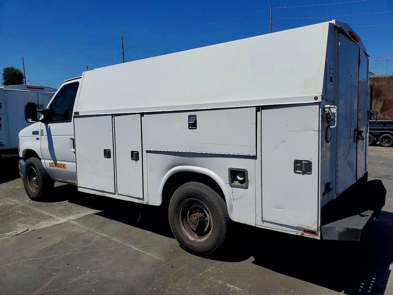 2010 Ford Econoline E350 Super Duty Cutaway Van - Фото 2