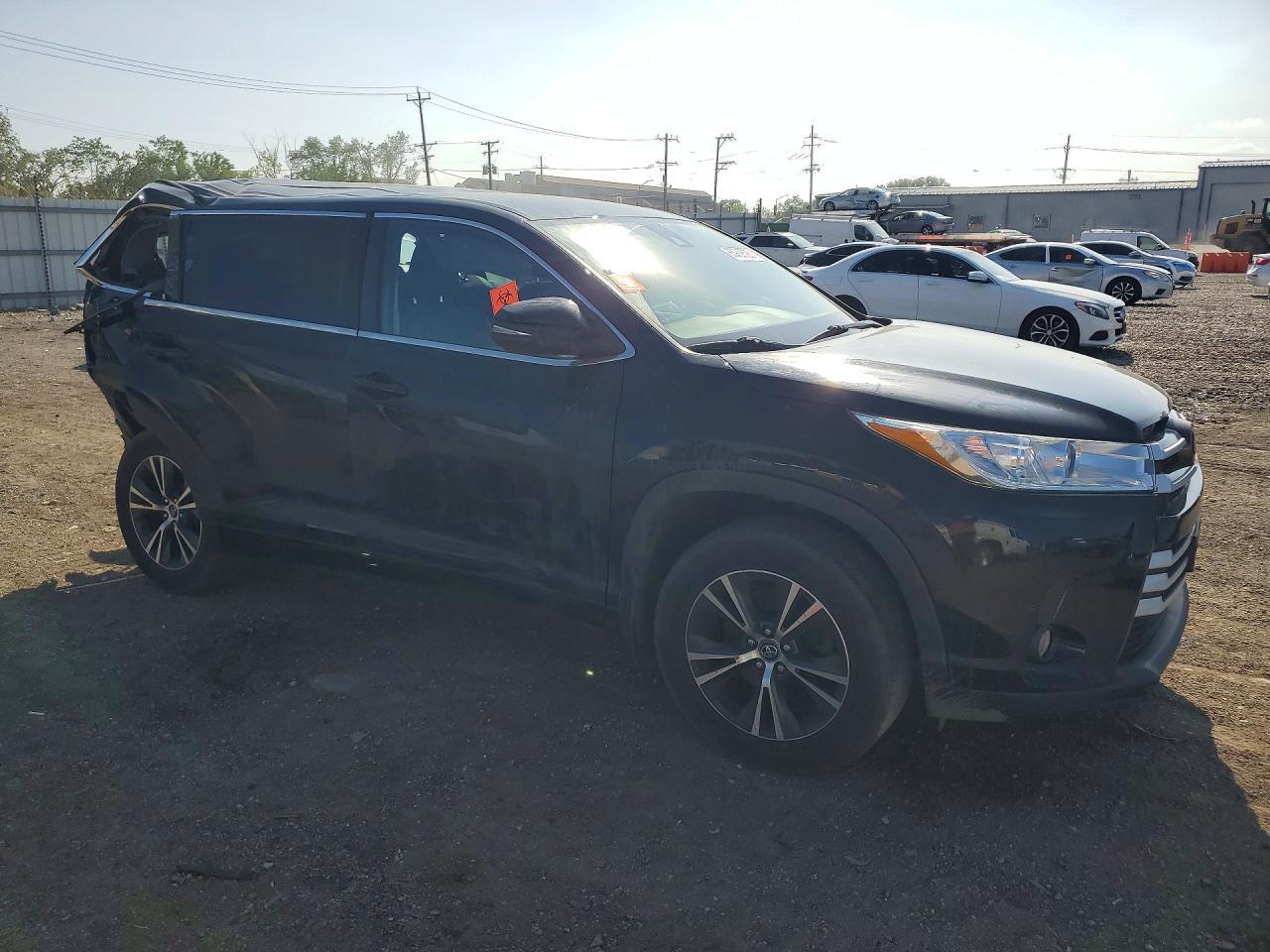 2017 Toyota Highlander Le Plus - Image 4